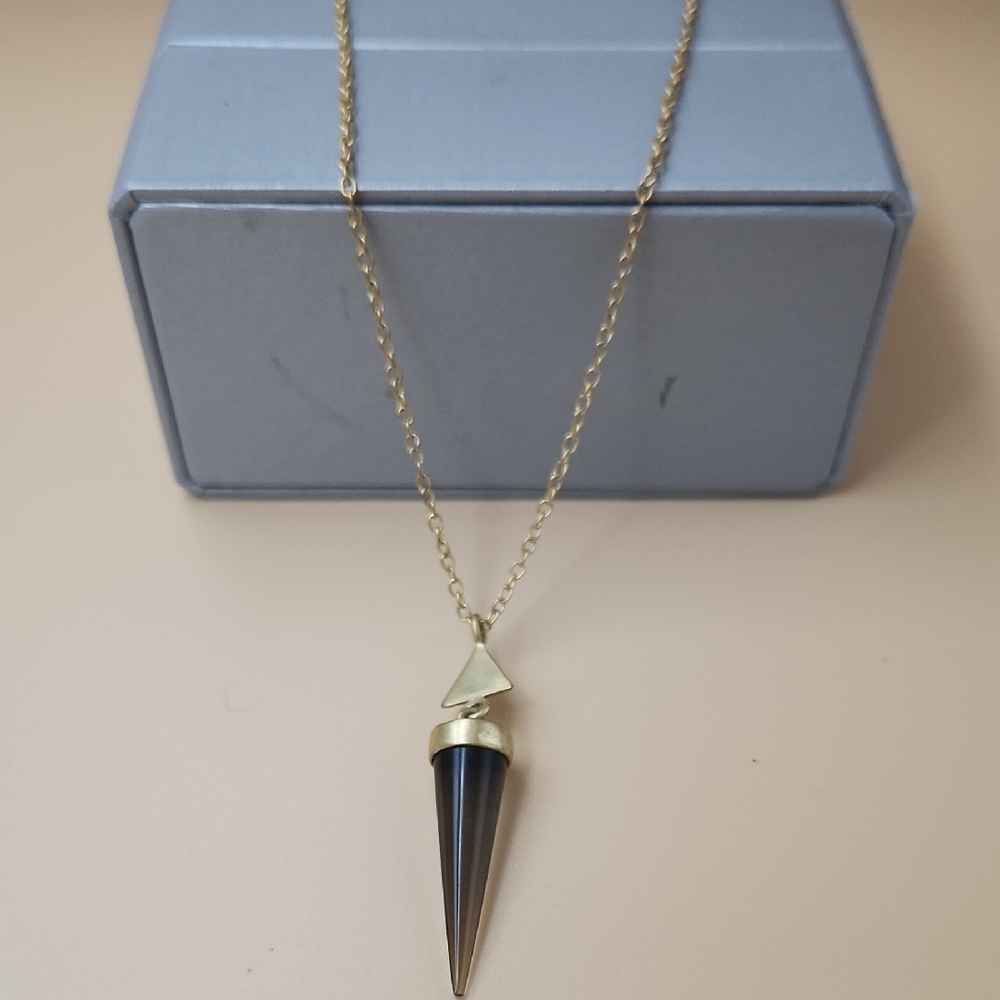 Elegant Gold and Black Pendant Necklace